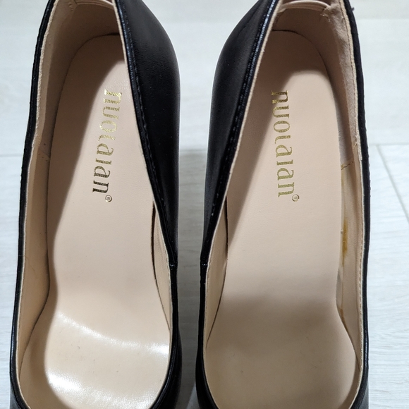 Black Pumps - Picture 6 of 9